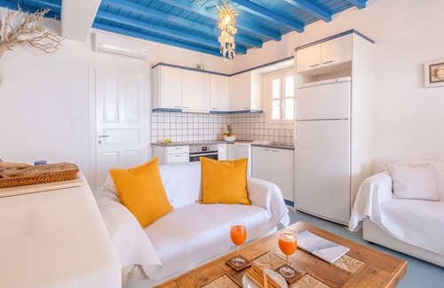 Kalafatis House | Holiday Home 'Sunny Getaway In Lia Mykonos ' with Sea View, Wi-Fi and Air Conditioning