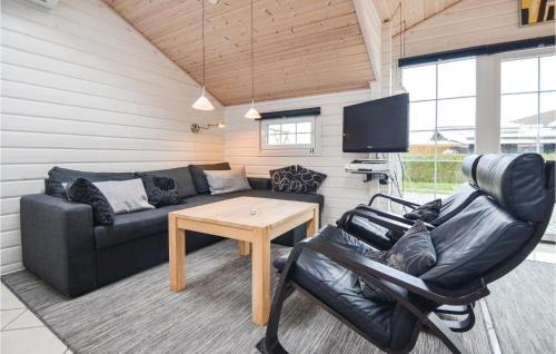 Ronde House | Elegant Retreat in Rnde with Full Kitchen Amenities