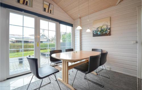 Ronde House | Elegant Retreat in Rnde with Full Kitchen Amenities