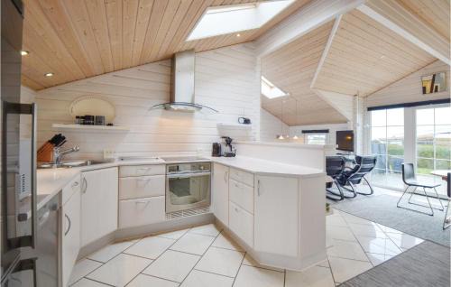 Ronde House | Elegant Retreat in Rnde with Full Kitchen Amenities