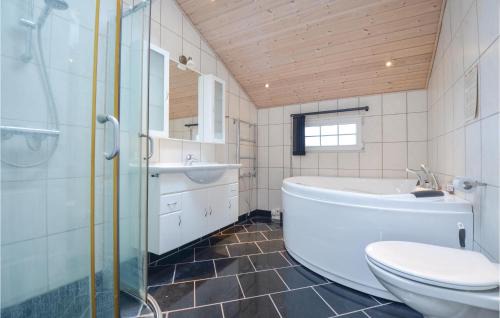 Ronde House | Elegant Retreat in Rnde with Full Kitchen Amenities