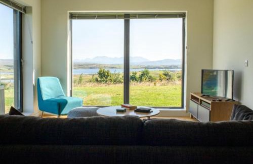 Roskhill House | Guest Rated 10/10: Holiday Home Taigh Uilleim Awaits