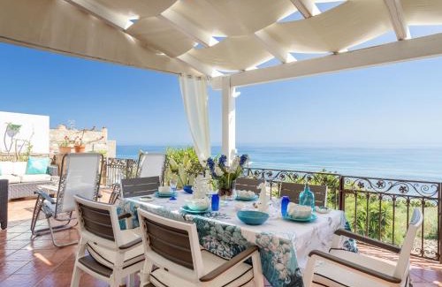 Porto Palo House | Oceanfront Holiday Home Terrazza del Sud for Families