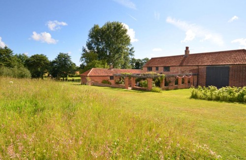 Melton Constable House | Cozy Holiday Home The Barn at Moor Hall with Kitchen Access
