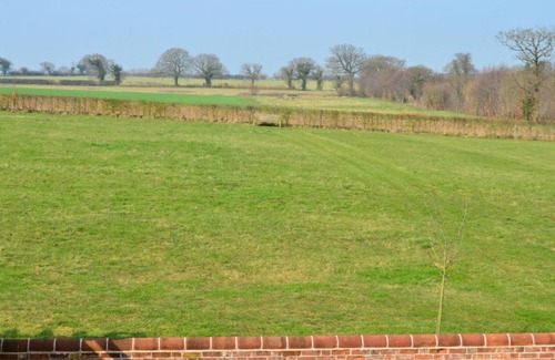 Melton Constable House | Cozy Holiday Home The Barn at Moor Hall with Kitchen Access