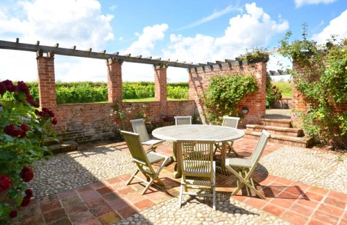 Melton Constable House | Cozy Holiday Home The Barn at Moor Hall with Kitchen Access