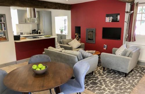 Viviers House | Pet Friendly Holiday Home The Old Bakery - Guest Rated 9.3