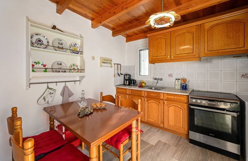 Faistos House | Cozy Holiday Home 'The White House Of Festos' with Mountain View