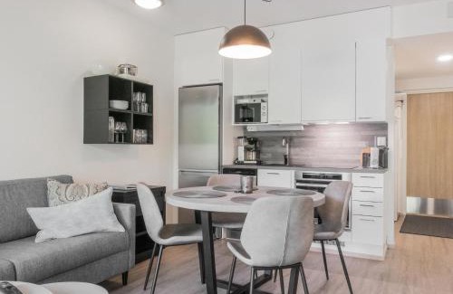 Sirkka House | Kid-Friendly Retreat with Hot Tub at Tievan aurinkorinne