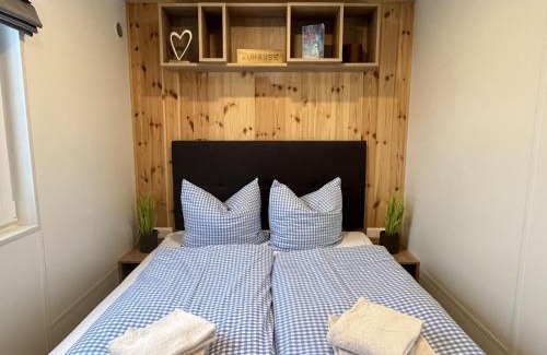 Wemding House | Cozy Holiday Home Tiny Haus with Scenic Ocean View