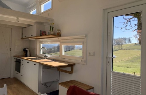 Hilders Apartment | Cozy Tiny House: Pet-Friendly with Breakfast Included