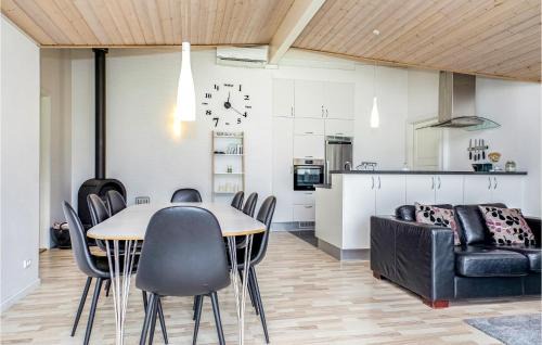Nr. Lyngby Strand House | Delightful Home in Lkken with Pool and Kitchen Access
