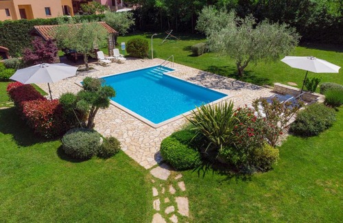 Gedici House | Family-Friendly Holiday Home Tommy with Pool & Fireplace