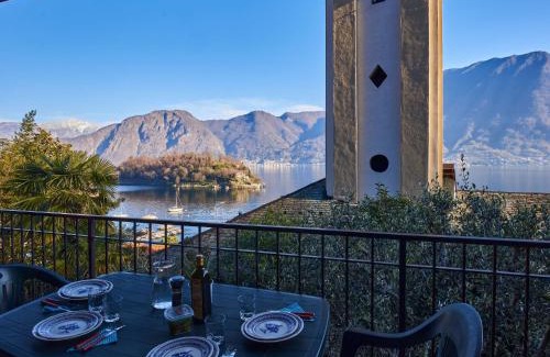 Sala Comacina House | Pet-Friendly Holiday Home Tower Bell House with Ocean Views