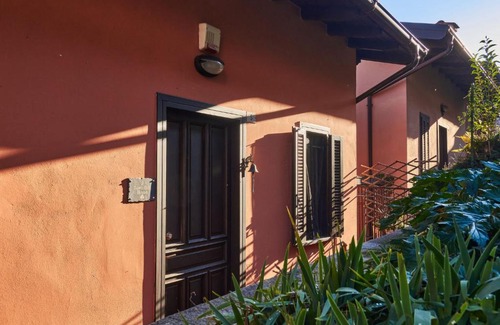 Sala Comacina House | Pet-Friendly Holiday Home Tower Bell House with Ocean Views
