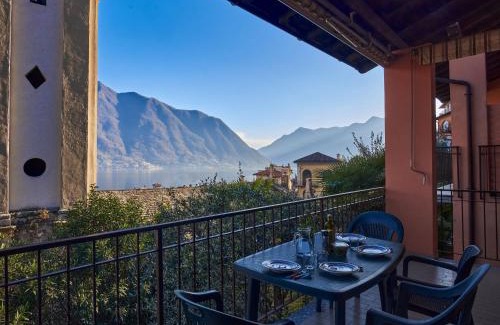 Sala Comacina House | Pet-Friendly Holiday Home Tower Bell House with Ocean Views