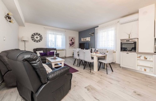 Smilcic Villa | Relax in Tower Holiday Home with Private Pool and Sauna