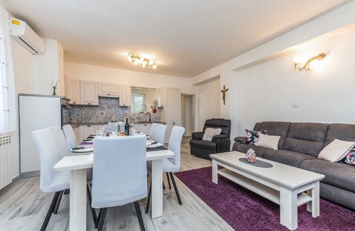 Smilcic Villa | Relax in Tower Holiday Home with Private Pool and Sauna