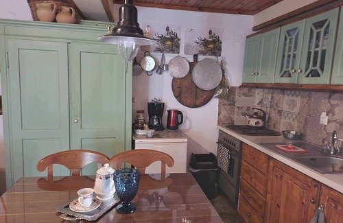 Kolivata Cottage | Traditional Farmhouse Retreat with Mountain and Ocean Views