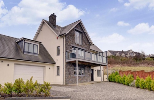 Tan-y-groes House | Family-Friendly Holiday Home Tresaith with Kitchen Amenities