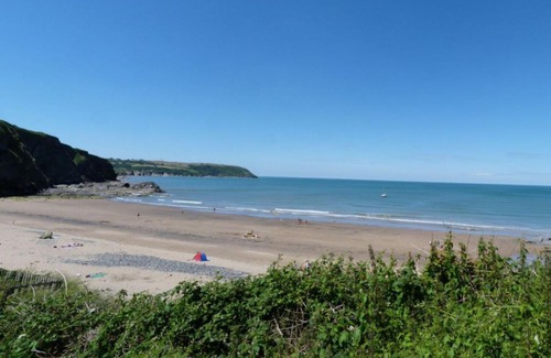 Tan-y-groes House | Family-Friendly Holiday Home Tresaith with Kitchen Amenities