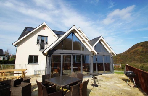 Tan-y-groes House | Family-Friendly Holiday Home Tresaith with Kitchen Amenities