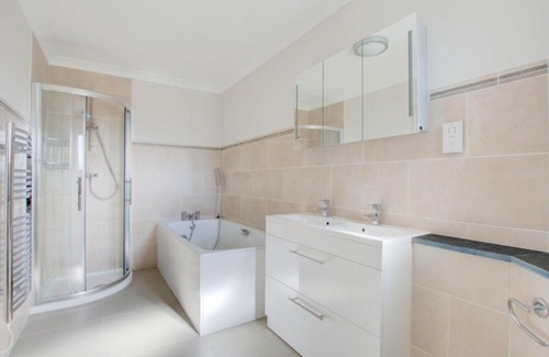 Constantine Bay House | Pet-Friendly Holiday Home Trey by Interhome - Family Retreat