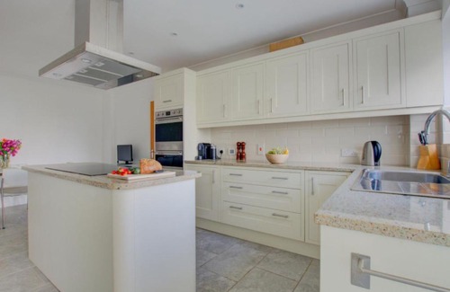 Constantine Bay House | Pet-Friendly Holiday Home Trey by Interhome - Family Retreat