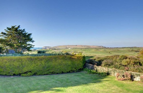 Constantine Bay House | Pet-Friendly Holiday Home Trey by Interhome - Family Retreat