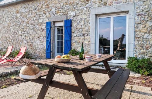 Camaret-sur-Mer House | Cozy Holiday Home Ty Pol with Kitchen Amenities for Families