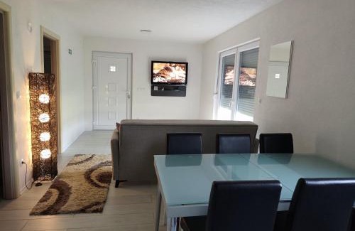 Mali Radic House | Exceptional Holiday Home Una with Pool and Pet-Friendly Amenities