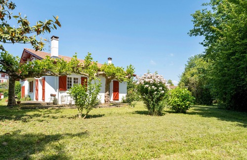 Sare House | Cozy Usoak Holiday Home with Mountain View & Private Terrace