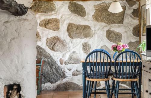 Falkvik House | Cozy Holiday Home Västra Näs with Oceanfront Views