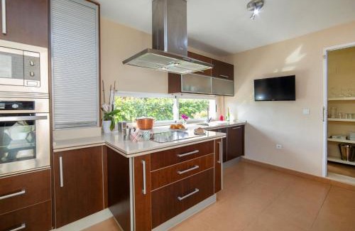 La Colina House | Pet-Friendly Holiday Home Viena with Pool and Family Amenities