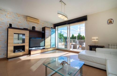La Colina House | Pet-Friendly Holiday Home Viena with Pool and Family Amenities