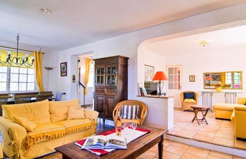 Moissac-Bellevue House | Holiday Home Villa Datcha by Interhome