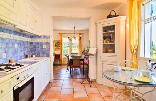 Moissac-Bellevue House | Holiday Home Villa Datcha by Interhome