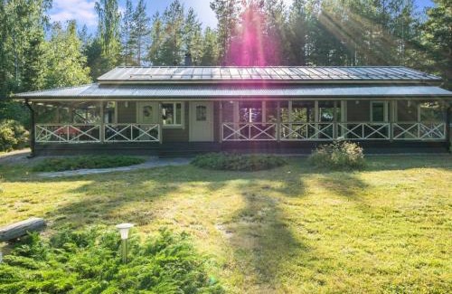 Isnas House | Discover Villa Blombacka: Family-Friendly Getaway with Hot Tub