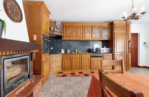 Fonte Boa House | Holiday Home 'Villa Com 4 Apartamentos' with Shared Pool, Private Terrace and Wi-Fi