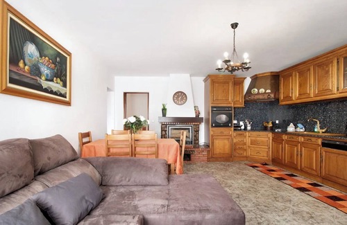 Fonte Boa House | Holiday Home 'Villa Com 4 Apartamentos' with Shared Pool, Private Terrace and Wi-Fi