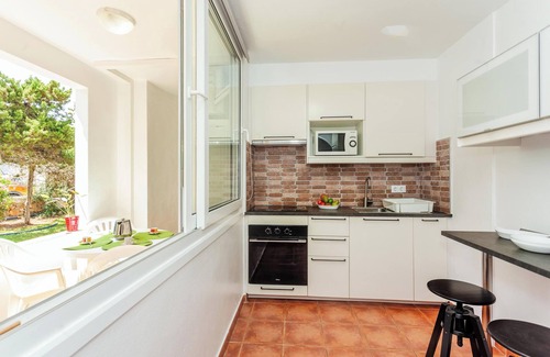 Los Delfines House | Beachside Villa Elfa: Pool, Garden & Wi-Fi Awaits You