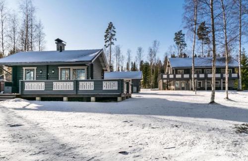 Rantasalmi House | Elegant Holiday Home Villa Hukka with Hot Tub & Kitchen