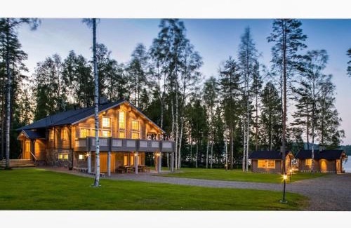 Rantasalmi House | Elegant Holiday Home Villa Hukka with Hot Tub & Kitchen