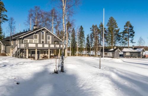 Rantasalmi House | Elegant Holiday Home Villa Hukka with Hot Tub & Kitchen
