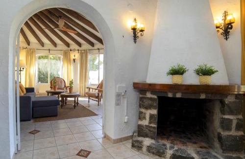 La Canuta House | Inviting Holiday Home Villa Servinola with Pool & Pets Welcome