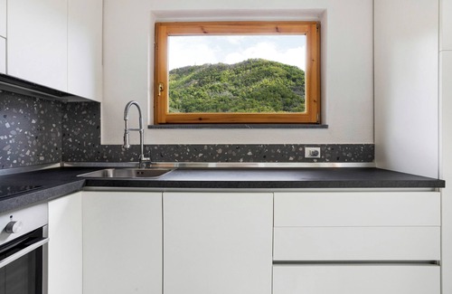 Luni House | Relaxing Holiday Home 'Villino Marco' with Terrace & Wi-Fi