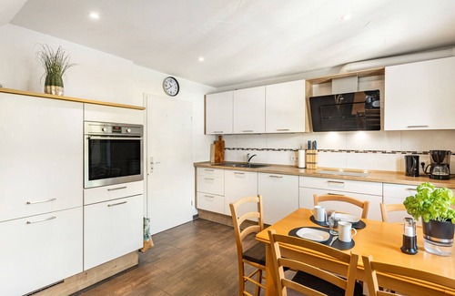 Eslohe House | Holiday Home 'Weitblick' with Mountain View, Shared Terrace and Wi-Fi