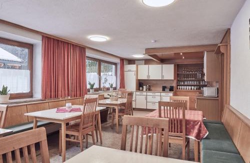 Sankt Leonhard im Pitztal House | Pet-Friendly Holiday Home Wiese with Cozy Fireplace