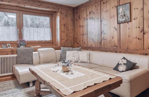 Sankt Leonhard im Pitztal House | Pet-Friendly Holiday Home Wiese with Cozy Fireplace