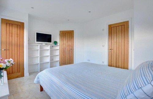 Polruan House | Inviting Holiday Home Winker: Pet and Child Friendly Stay